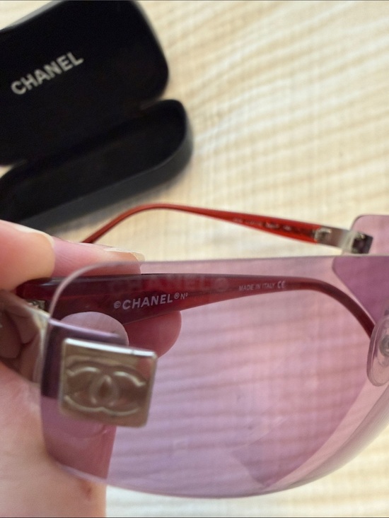 CHANEL Women\'s Rimless Sunglasses - Purple Lenses with Red Arms main image 5